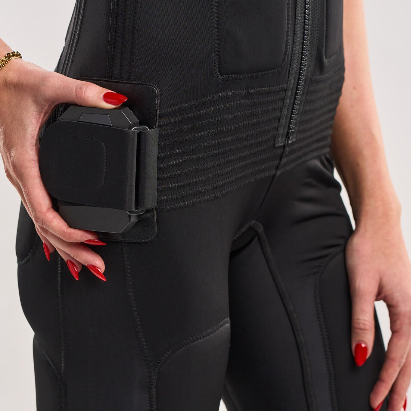 7-emPower-Suit-Female-Battery-Detail_1.jpg